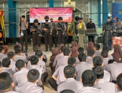 AKP Nono dari Batalyon B Pelopor Komsos di SMKN 6 Malang