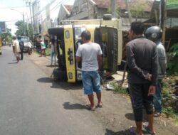 Truk Bermuatan Kayu Kelapa Terguling di Pertigaan Panarukan
