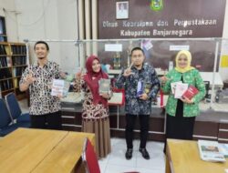 Dinas Kearsipan dan Perpustakaan Daerah Terima Karya Buku Kepala Sekolah Kesehatan Bhakti Husada Purworejo Klampok Banjarnegara 