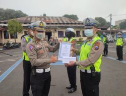 Kanit Regident Saat Berikan Reward Kepada Anggota Yang Berprestasi