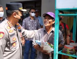 Pasca Penyesuaian Harga BBM, Polresta Banyuwangi Bagikan Sembako Kepada Warga