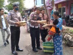 Samsat Bondowoso Bagikan Puluhan Nasi Kotak