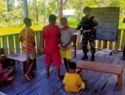 Satgas Satuan Organik Yonif Raider 514/SY Sambangi Sekolah Rimba Wilayah Batas Batu Papua