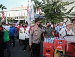 Unjuk Rasa Berjalan Aman, Kapolrestabes Surabaya Borong Dagangan PKL untuk Masa Aksi