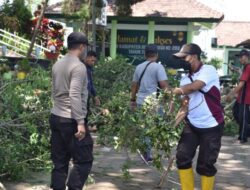 Polres Bondowoso Membantu Warga yang Terkena Dampak Angin Puting Beliung