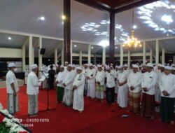 Bupati Bondowoso KH. Salwa Arifin Kukuhkan Pengurus Majelis Burdah