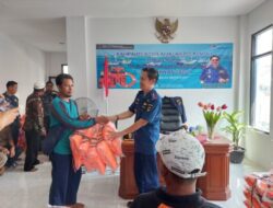 KUPP Sapeken Bagikan Jaket Keamanan Kepada 100 Nakhoda dan Nelayan