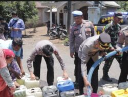 Polres Pasuruan Suplai Air Bersih Untuk Warga Terdampak Kekeringan