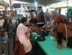 Pengunjung Serbu Pameran Batu Akik dan Barang Antik di Pasar Mimbaan Situbondo