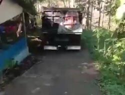 Viral !! Sebuah Truk Pengangkut Material Tersesat di Area Pemakaman