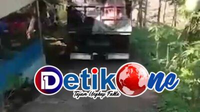 Viral !! Sebuah Truk Pengangkut Material Tersesat di Area Pemakaman