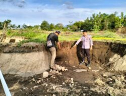 Polsek Banyuputih Pasang Police Line Di Lokasi Penemuan Benda Cagar Budaya