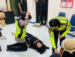 Detik-Detik Influencer Diselamatkan Polwan di Stadion Kanjuruhan