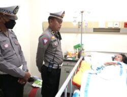 Ops Zebra Semeru 2022, Polisi di Gresik Beri Bantuan Untuk Korban Kecelakaan