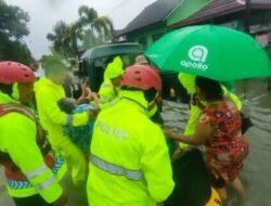 Gerak Cepat, Polres Blitar Evakuasi Korban Banjir