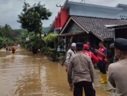 Gotong Royong, Polres Malang Bersama TNI dan Warga Bersihkan Lokasi Banjir Bandang di Sumbermanjingwetan