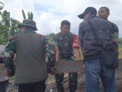 Kejar Target, Dandim 0826 Pamekasan Letkol Inf Ubaydillah ikut Berbaur Bekerja Bersama Anggotanya.