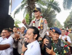 Bentuk Kebanggan Dari Anggota, Irjen Pol Nico Afinta Dipanggul Keluar Mapolda Jatim Saat Prosesi Pelepasan