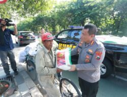 Jelang HUT Humas Polri ke 71, Bidhumas Polda Jatim Bagikan 100 Paket Sembako