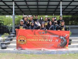Peringati HUT Humas Polri ke-71, Polrestabes Surabaya Tanam Bibit Pohon Mangrove