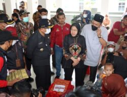 Polres Tulungagung Dampingi Mensos RI Berikan Santunan Keluarga Korban Tanah Longsor