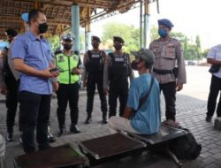 Himbau Masyarakat Tetap Disiplin Prokes, Polres Gresik Berbagi Masker di Terminal Dalam Giat Pamor Keris