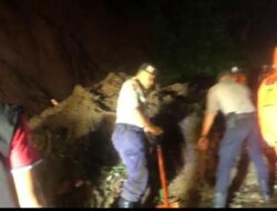Polres Jember Kerahkan Personel Bersihkan Material Longsor di Gunung Gumitir, Lalulintas Kembali Normal