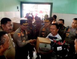 Kunjungi Lokasi Banjir di Banyuwangi, Kapolda Jatim Berikan Bantuan Sembako