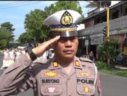 Stop Pengguna Jalan, Satlantas Polres Bondowoso 60 Detik Penghormatan Serentak