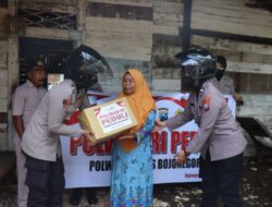 Peduli Korban Banjir, Polwan Polres Bojonegoro Salurkan Bantuan Sosial