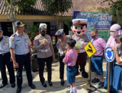 Si Bontas Polres Batu Motivasi Pelajar Tertib Berlalu Lintas