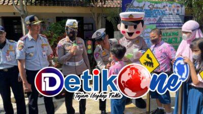 Si Bontas Polres Batu Motivasi Pelajar Tertib Berlalu Lintas