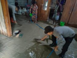Polisi Bersama Warga Kompak Bergotong Royong Membersihkan Sisa Lumpur Akibat Banjir