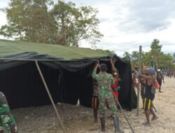 Bukti Peduli Masyarakat Papua, Satgas Yonif R 514/SY Bantu Gereja Untuk Kegiatan Peresmian dan Bakar Batu
