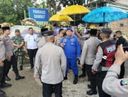 Dirpolairud dan Karo SDM Polda Jatim Menyambut Jenazah Briptu Muhammad Khoirul di Rumah Duka