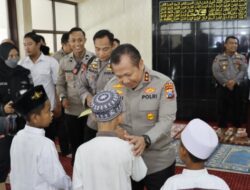 Peduli Sesama Kapolda Jatim Kunjungi dan Berbagi Kepada Anak Yatim