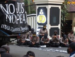 Viral!! Kesabaran Polisi saat Pam Unjuk Rasa 135 Menit di Malang