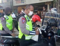Satpas Polres Bondowoso Bagikan Masker Gratis Kepada Masyarakat
