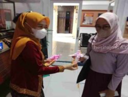 Hari Ibu, Polwan Polres Ponorogo Berkebaya Beri Hadiah Coklat Kaum Perempuan Pemohon SIM