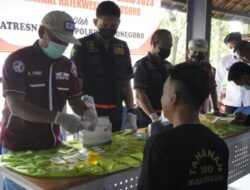 Jelang Nataru, Polres Bojonegoro Gelar Tes Urine di Terminal Bus Rajekwesi