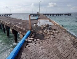 Dermaga Gayam Yang Rusak Diterjang Gelombang Setinggi 4 Meter