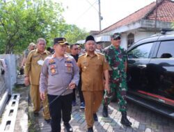 Kapolres Gresik Bersama Bupati Salurkan Bantuan untuk Korban Bencana Puting Beliung