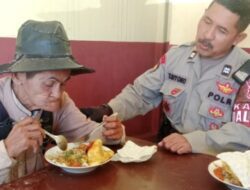 Aksi Spontanitas Aiptu Temu Priyono Bantu Dhuafa