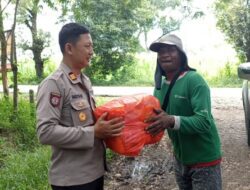 Peduli Lingkungan, Polres Ponorogo Bersama Warga Bersihkan Sungai Sambil Berbagi