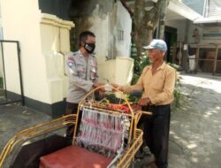 Kanit Binmas Polsek Tegalampel Berbagi Nasi Bungkus Kepada Pedagang Kecil dan Tukang Becak