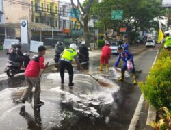 Polisi dan PMK Kota Malang Bersihkan Tumpahan Solar, Lalulintas di Jalan S Parman Kembali Lancar