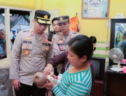 Polisi Penolong Masyarakat, Kapolres Situbondo Beri Santunan Bayi Penderita Meningokel