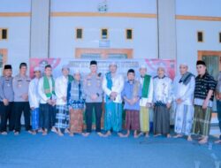 Kapolres Situbondo AKBP Andi Sinjaya Sapa Warga Besuki Melalui Program Jumat Barokah 