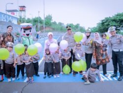 Kapolres Bersama Ketua Bhayangkari Ajak Anak-Anak Bermain dan Belajar di Satpas Polres Situbondo