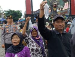 Polisi Berbagi Ikan Cupang untuk Warga di Ponorogo, Cegah Demam Berdarah